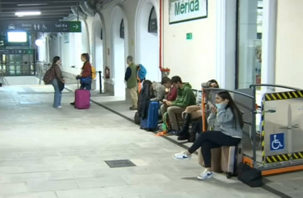 Pasajeros esperando en la estación de tren de Mérida