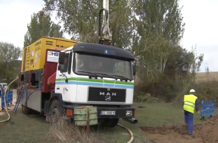 Un camión durante los sondeos para obtener nuevos pozos en la comarca de Tentudía
