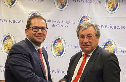 Decano abogados Cáceres, Carlos Alberto Montero, junto a Juan José Flores (derecha)