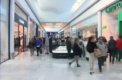 Extremeños durante sus compras navideñas.