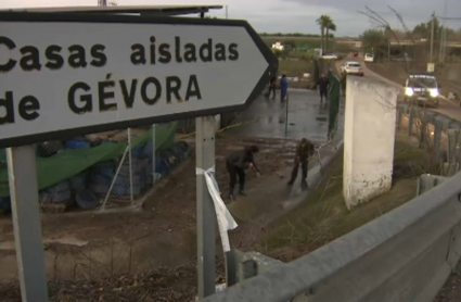 Vecinos limpiando sus viviendas en las Casas aisladas de Gévora 