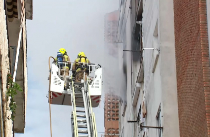 Bomberos actuando en un incendio en Plasencia