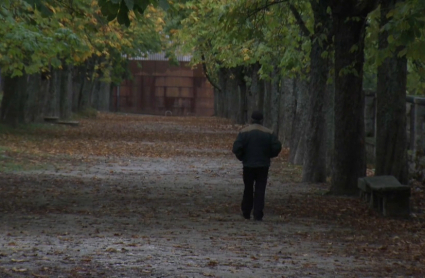 Hombre caminando un día de otoño