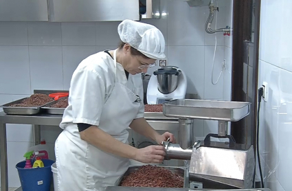 Fernanda Soto durante el proceso de elaboración de sus croquetas