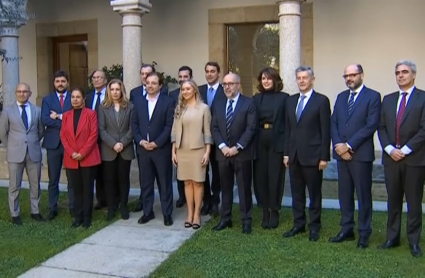 Representantes de las 11 entidades financieras con el presidente de la Junta de Extremadura
