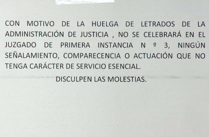 Cartel que anuncia la suspensión de un juicio por la huelga