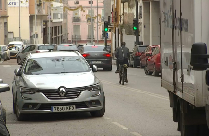 Vehículos circulando por la calle Juan Carlos I de Badajoz