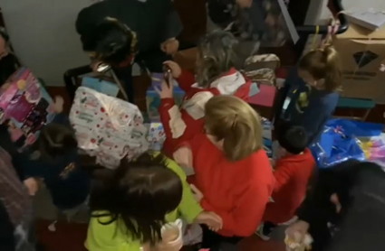 Familia abriendo regalos de Reyes en Zafra