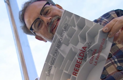 El sociólogo extremeño, Santiago Cambero, sujeta su último libro 'Rebeldía contra la panicofilia'