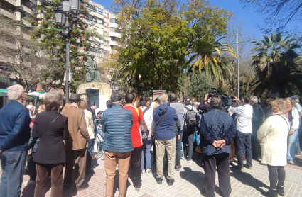 Celebración ante la estatua de Gabriel y Galán