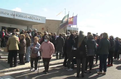 Protesta frente al Centro de Salud de Miajadas