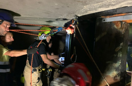 Momento del rescate de los dos trabajadores heridos en la central hidroeléctrica de Plasencia, atrapados en una turbina