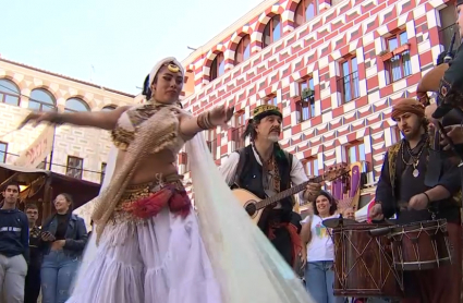 Ambiente con bailarines esta mañana en Almossassa 