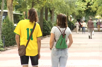 Pareja paseando por Cáceres