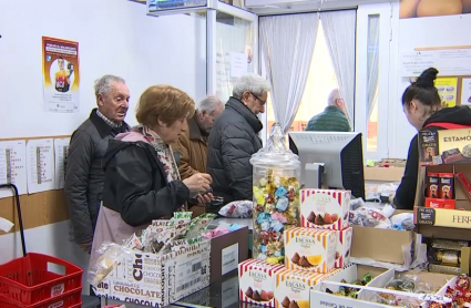 Gente comprando en una tienda de alimentación de Badajoz 
