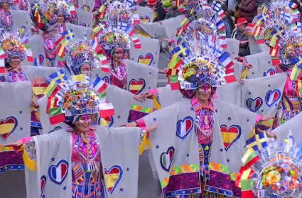 La comparsa 'Los Tukanes' de Alange conquista Europa con su traje de carnaval