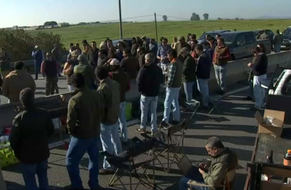 Agricultores portugueses cortan la A-5 en la frontera con Badajoz