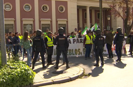 Agricultores y ganaderos vuelven a protestar en Badajoz